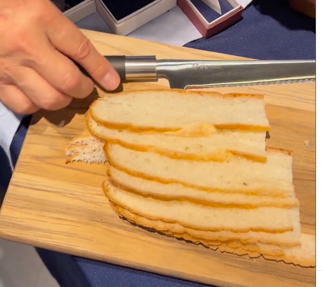 刀和の最新アイテム「パン切り包丁」の使用動画を公開しました!