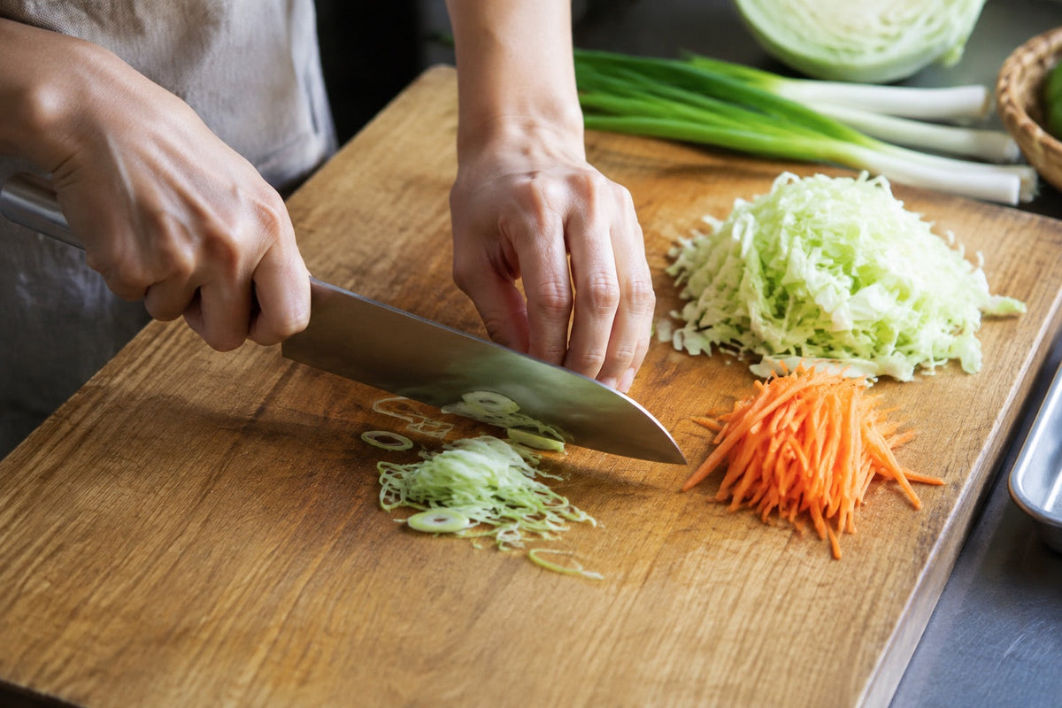 野菜をきれいに切る包丁の使い方｜押し切り・引き切りの基本