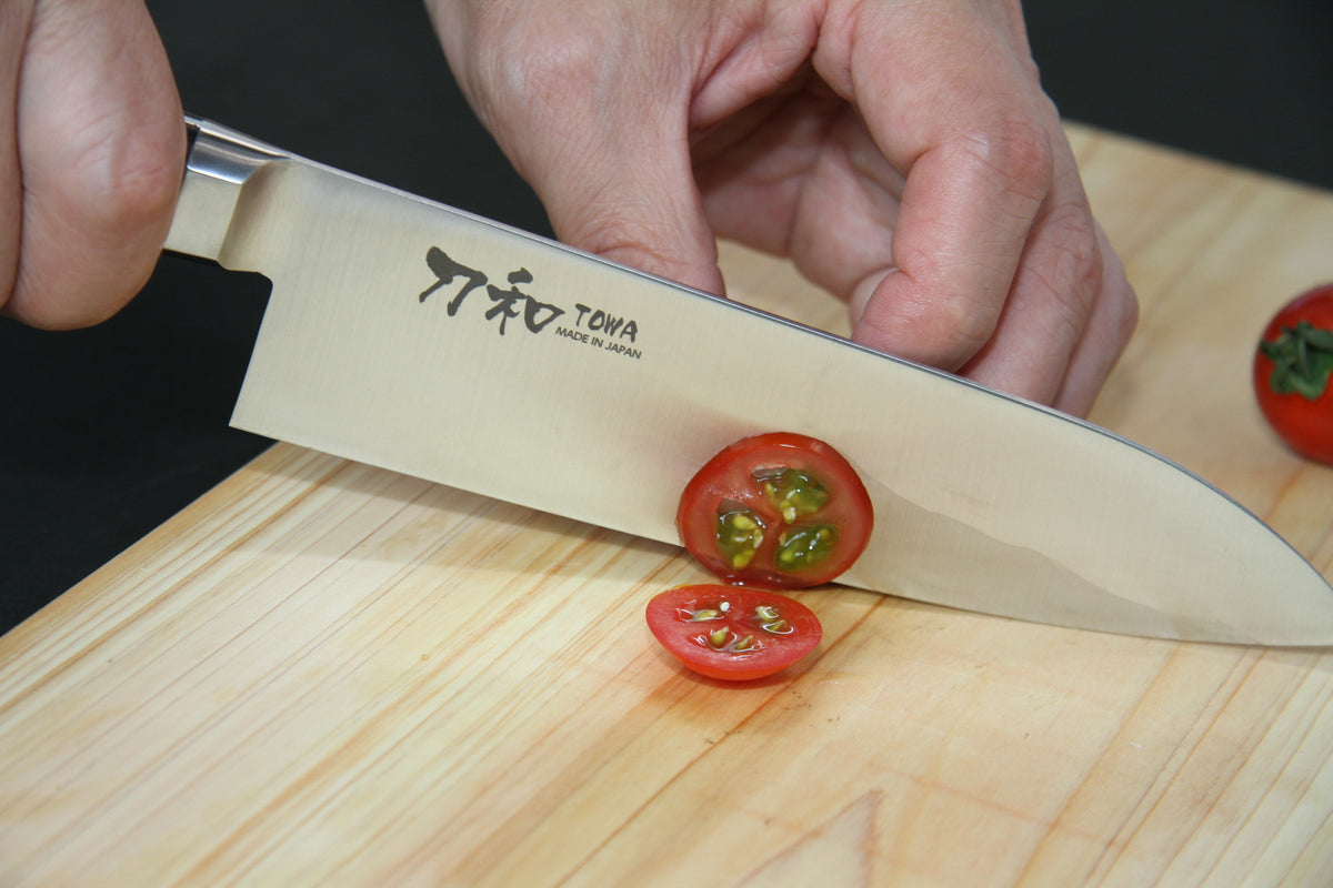 TOWAの三徳包丁でミニトマトを薄く切る実写