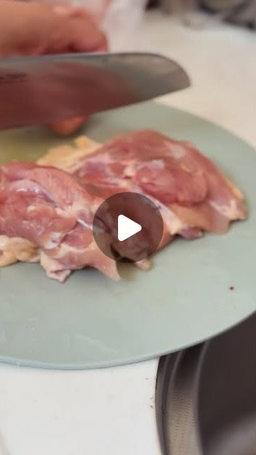刀和オールステンレス三徳包丁で鶏肉を切る公式アンバサダー動画