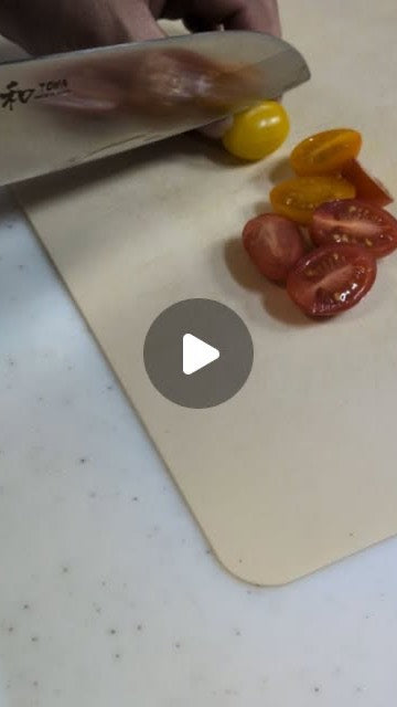 刀和オールステンレス三徳包丁でミニトマトを切る家族料理の動画