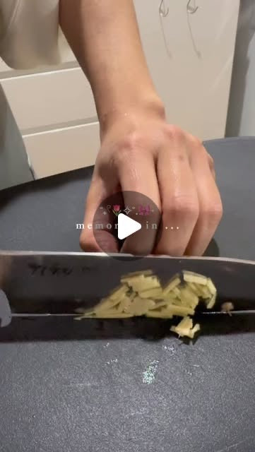 刀和オールステンレス三徳包丁で食材を切る公式アンバサダー動画